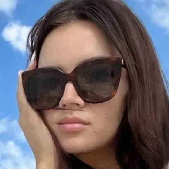 Excluded Gucci Sunglasses, New 315 - Picture 2 of 4